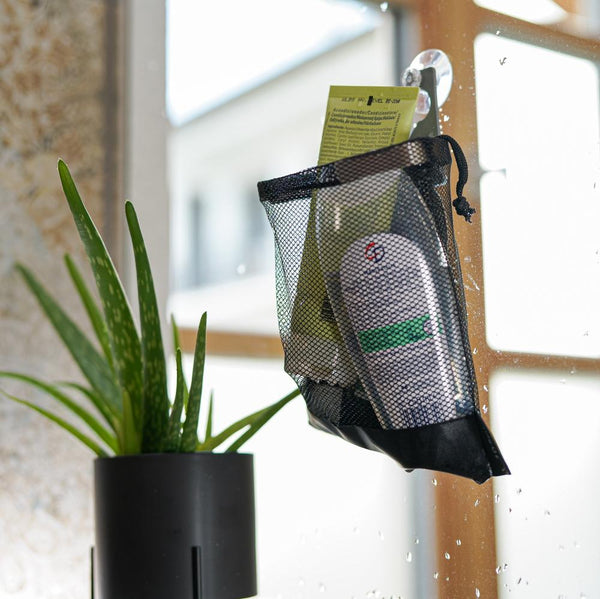 Netzbeutel in der Dusche fixiert für mehr Platz. Einfach kombiniert mit O-Spring S + kleiner Haken und Saugnapf