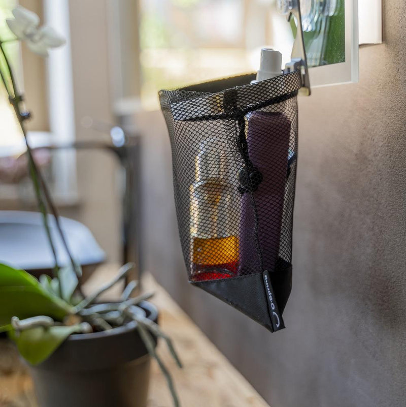 O-Spring mit Netzbeutel im Badezimmer für Pflegeprodukte, einfach am Spiegel platziert.